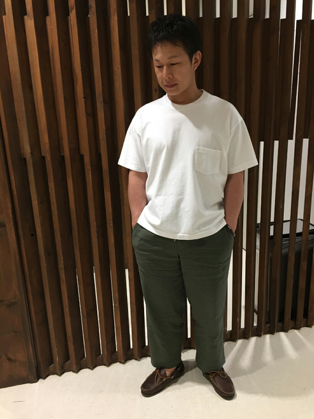 「YUKETENのアイテム（モカシン/デッキシューズ、ブラウン系）」を使った、DDさん（メンズ・173cm）の夏コーディネートの1枚目の写真
