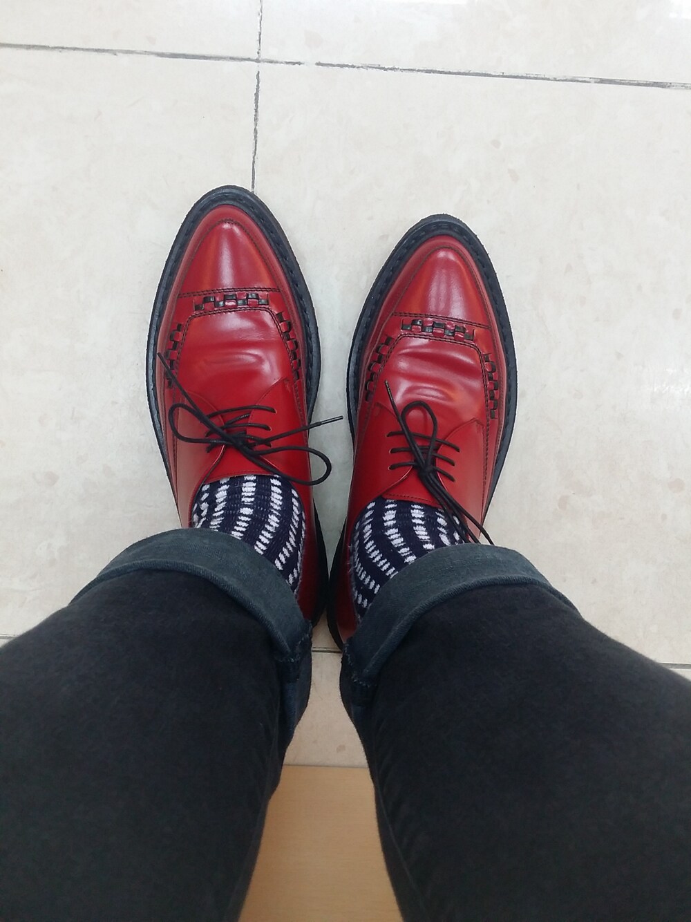 「SAINT LAURENT PARISのアイテム（その他シューズ、レッド系）」を使った、JoyDoffさん（メンズ・170cm）の秋コーディネートの1枚目の写真