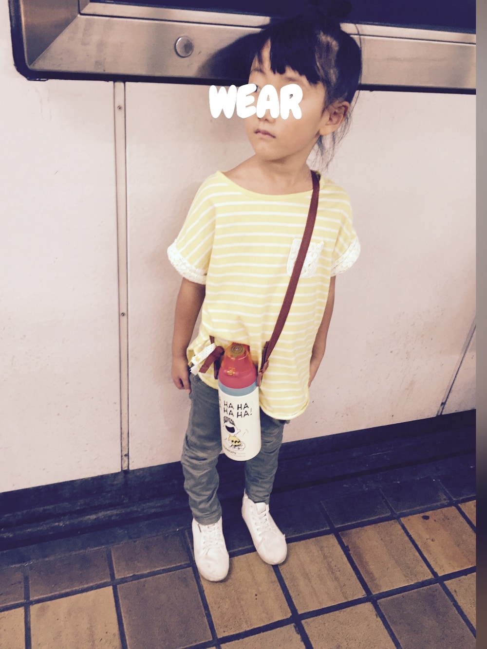 「kids、GU、ボーダー、むすめコーデ、RINO、カーゴパンツ、カーキパンツ」｜「Ampersandのアイテム（スニーカー、ホワイト系）」を使った、chichicooさん（キッズ・120cm）の秋コーディネートの1枚目の写真