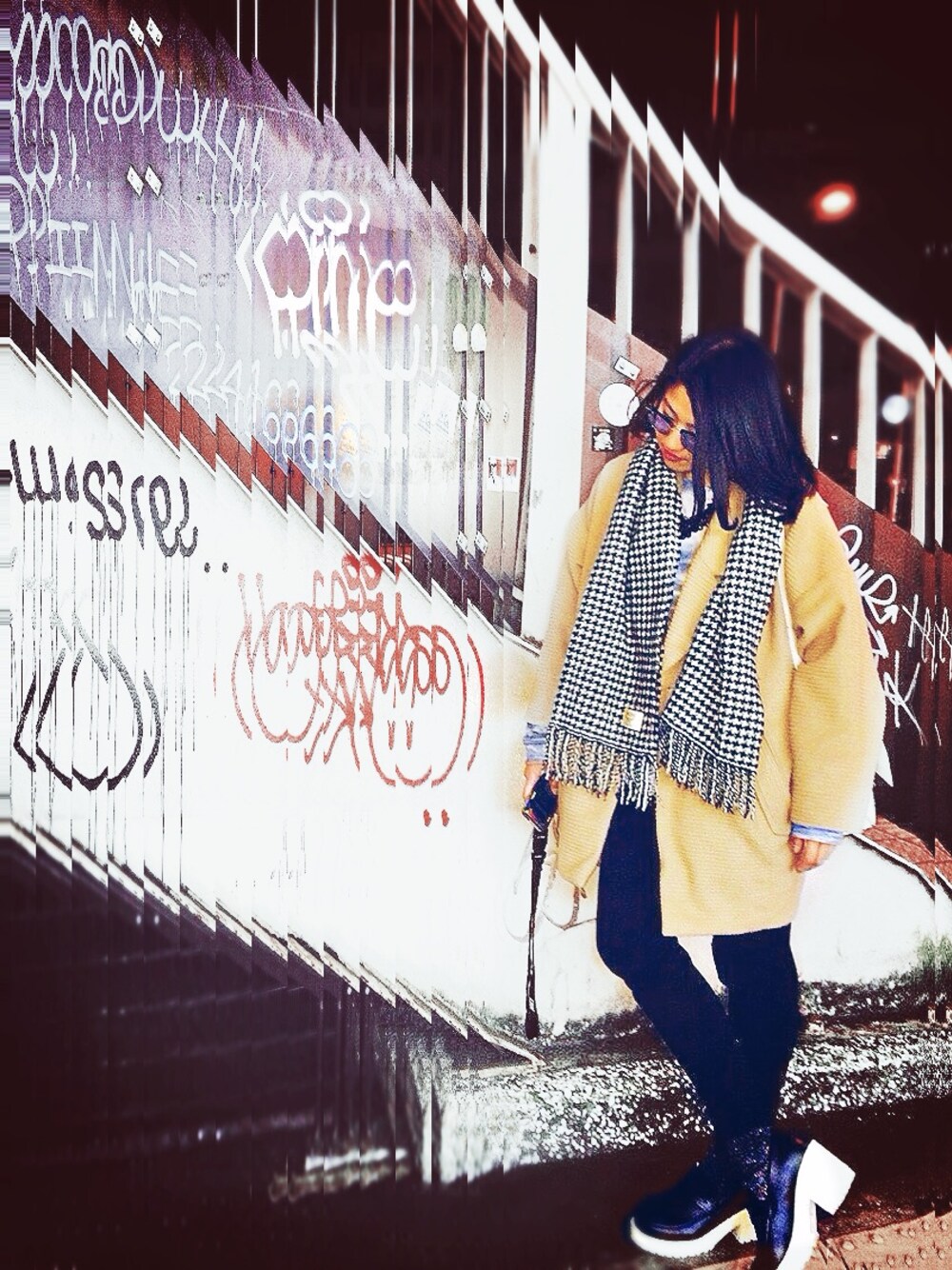 ホワイト系のバッグ、ストール/ショールを着用したレディースの冬コーディネートの1枚目の写真