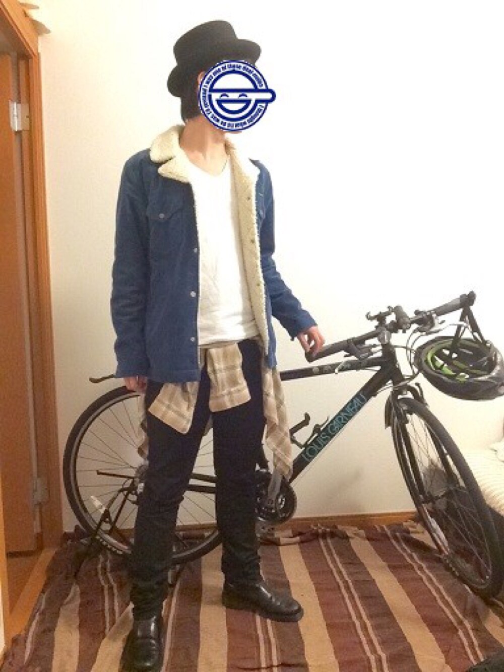 ブルー系のブルゾン、ホワイト系のTシャツ/カットソー、ベージュ系のシャツ/ブラウスを着用したメンズの春コーディネートの1枚目の写真