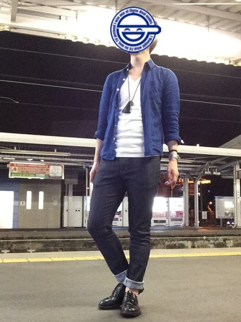 ブルー系のシャツ/ブラウス、ホワイト系のTシャツ/カットソー、ブラック系のドレスシューズを着用したメンズの秋コーディネートの1枚目の写真