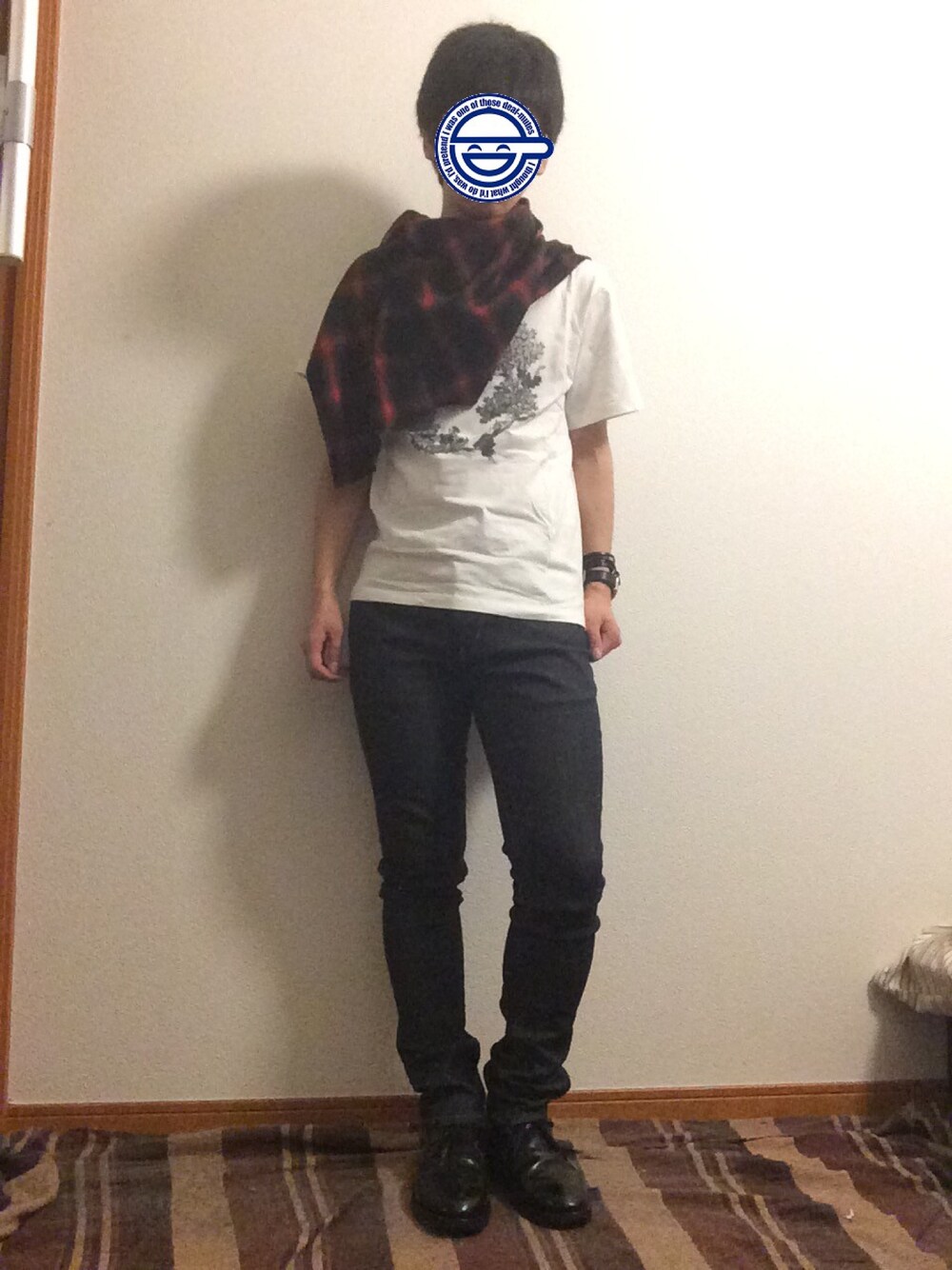 ブラック系のブーツ、レッド系のシャツ/ブラウス、ホワイト系のTシャツ/カットソーを着用したメンズの秋コーディネートの1枚目の写真