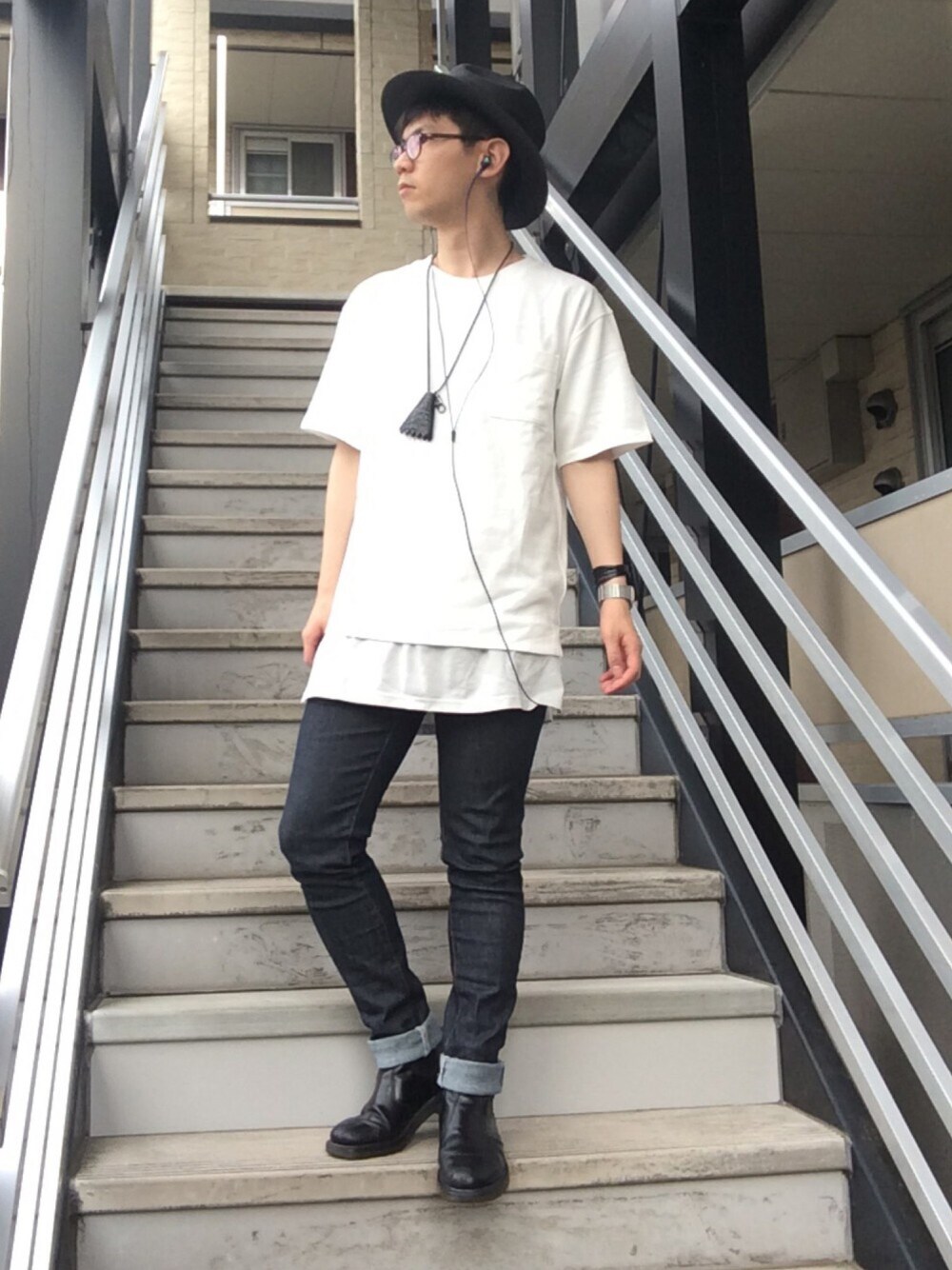 ホワイト系のTシャツ/カットソー、ブラック系のブーツ、ブルー系のデニムパンツを着用したメンズの夏コーディネートの1枚目の写真