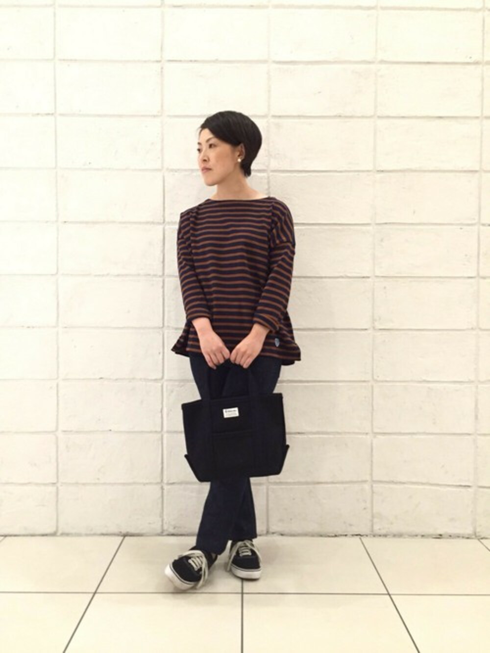 その他のTシャツ/カットソー、ブルー系のデニムパンツ、ブルー系のトートバッグを着用したレディースの秋コーディネートの1枚目の写真