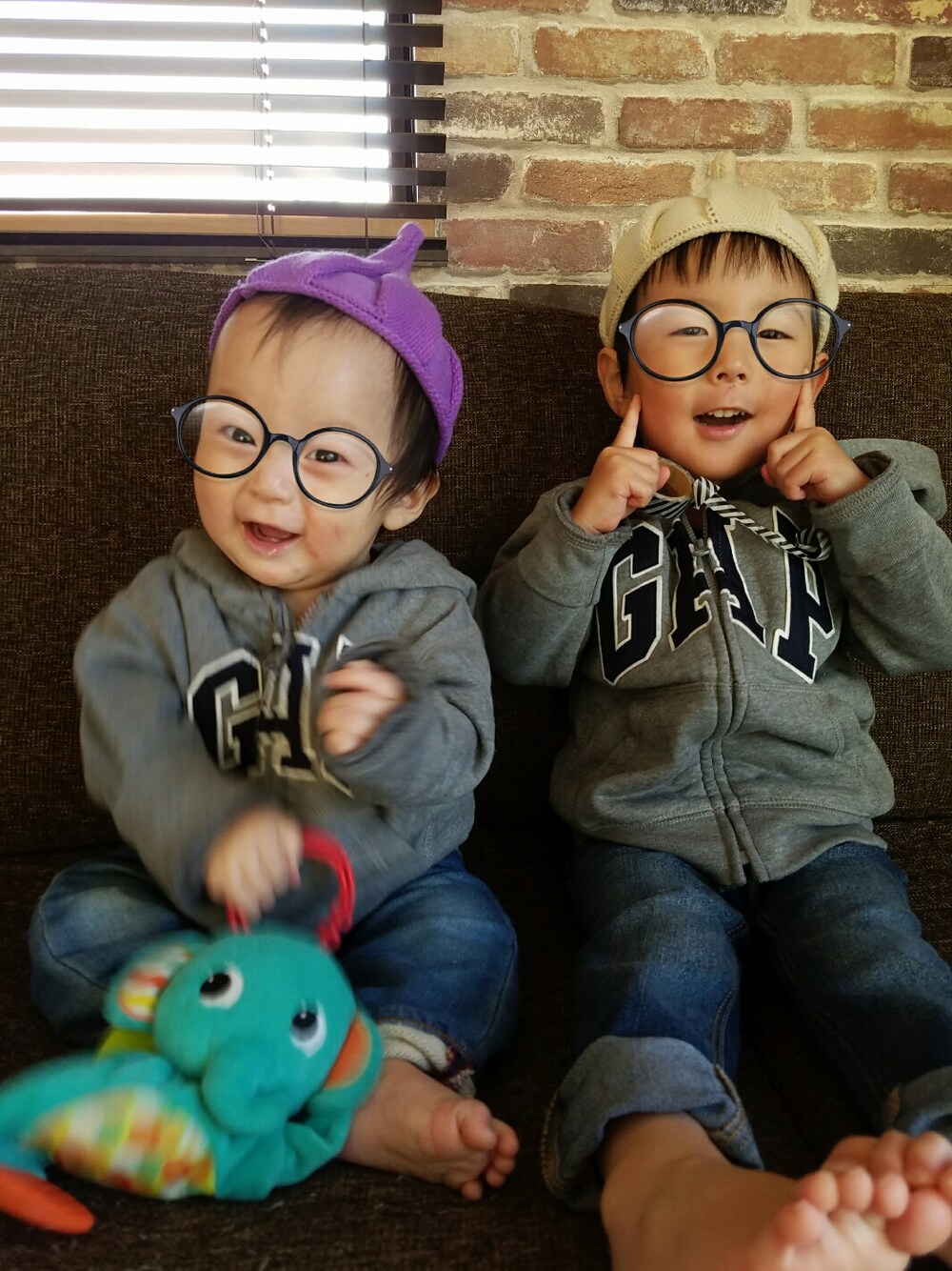 「キッズファッション、kids、男の子、兄弟、兄弟リンクコーデ、babygap、おそろいコーデ、兄弟コーディネート」｜「babyGAPのアイテム（パーカー、グレー系）」を使った、hina⭐さん（キッズ・100cm）の秋コーディネートの1枚目の写真