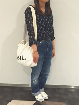 「Levi's（リーバイス）のアイテム（デニムパンツ、ブルー系）」を使った、Reinaさん（レディース・162cm）の夏コーディネート