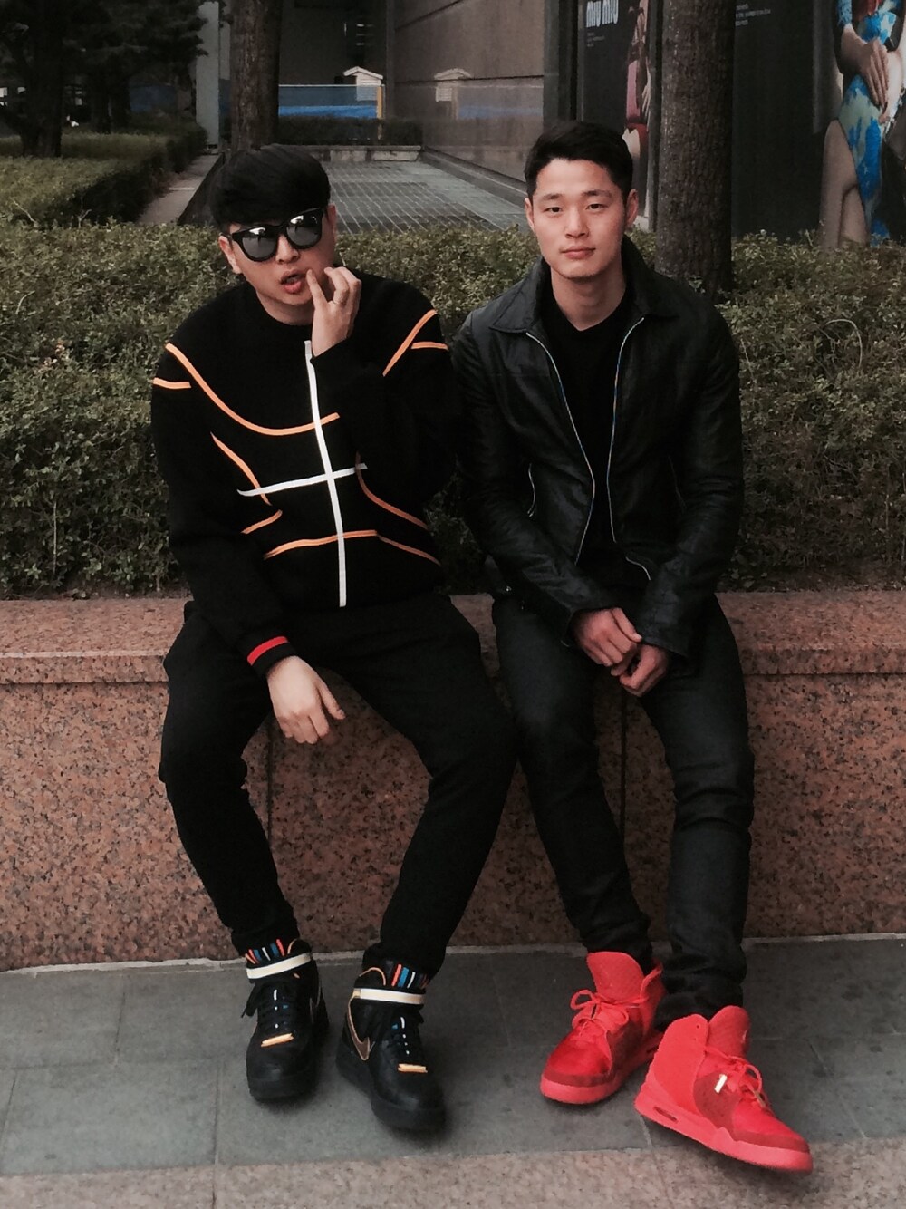 「GIVENCHY、air yeezy、yeezy、ootd、wiwt、outfit」｜「GIVENCHYのGivenchy Tape-Embellished Neoprene Sweatshirt（スウェット、ブラック系）」を使った、jayjoonkimさん（メンズ・177cm）の夏コーディネートの1枚目の写真