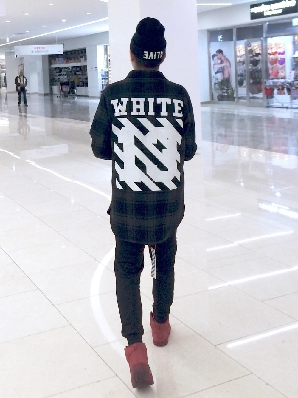「off white、NIKE、GHTG、alive21、ootd、outfit」｜「alive21のアイテム（ニットキャップ/ビーニー、ブラック系）」を使った、jayjoonkimさん（メンズ・177cm）の夏コーディネートの1枚目の写真