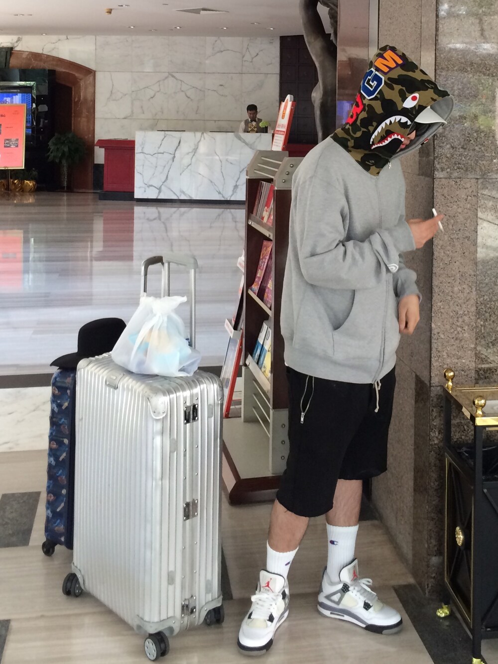「bape #abathingape #kicks」｜「A BATHING APEのSHARK FULL ZIP HOODIE（パーカー、ブラック系）」を使った、jayjoonkimさん（メンズ・177cm）の秋コーディネートの1枚目の写真