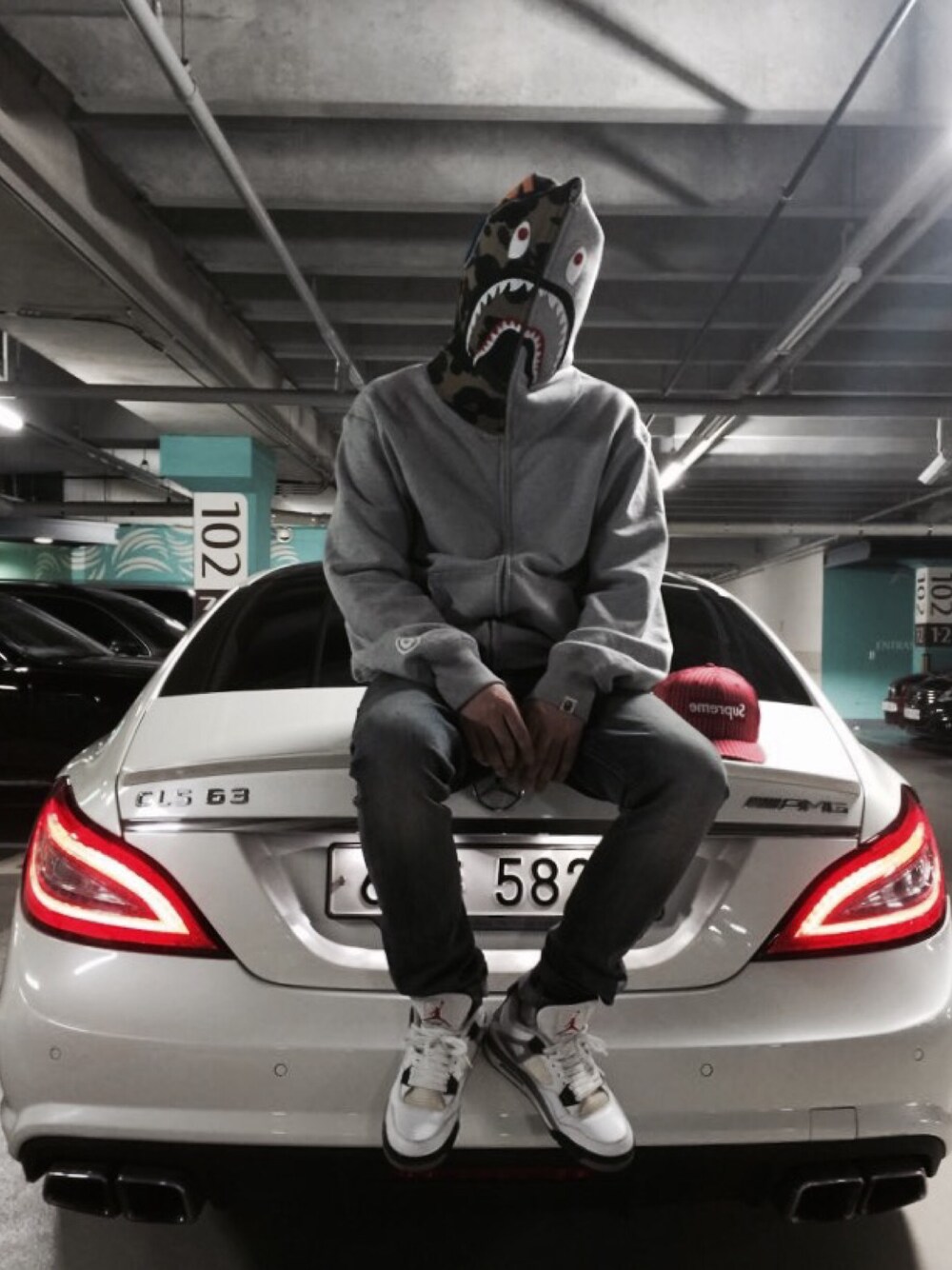 「A BATHING APE、Saint Laurent、AIR JORDAN、supreme」｜「A BATHING APEのHEATHER GRAY SHARK FULL ZIP HOODIE（パーカー、グレー系）」を使った、jayjoonkimさん（メンズ・177cm）の秋コーディネートの1枚目の写真