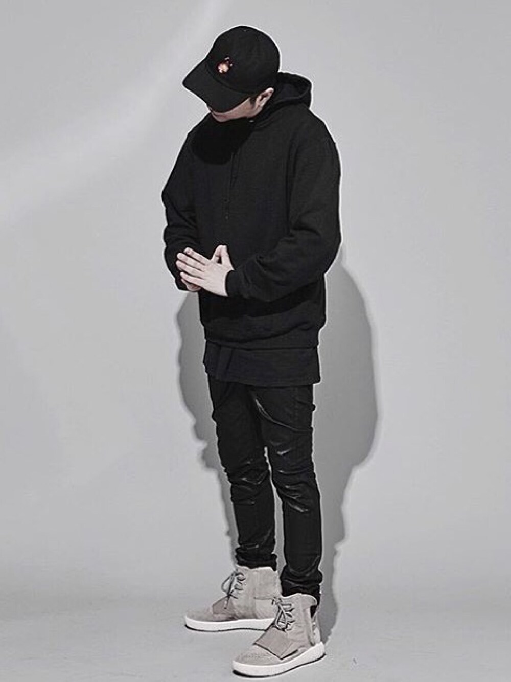 「ballcap、yeezyboost、yeezyboost750、coating jean」｜「ghtgのアイテム（キャップ、ブラック系）」を使った、jayjoonkimさん（メンズ・177cm）の秋コーディネートの1枚目の写真