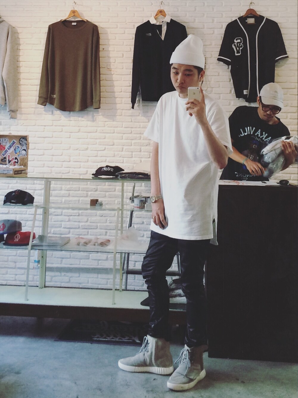 「GHTG、yeezy、yeezyboost、ROLEX、Saint Laurent、sneaka villa」｜「ghtgのアイテム（Tシャツ/カットソー、ホワイト系）」を使った、jayjoonkimさん（メンズ・177cm）の冬コーディネートの1枚目の写真
