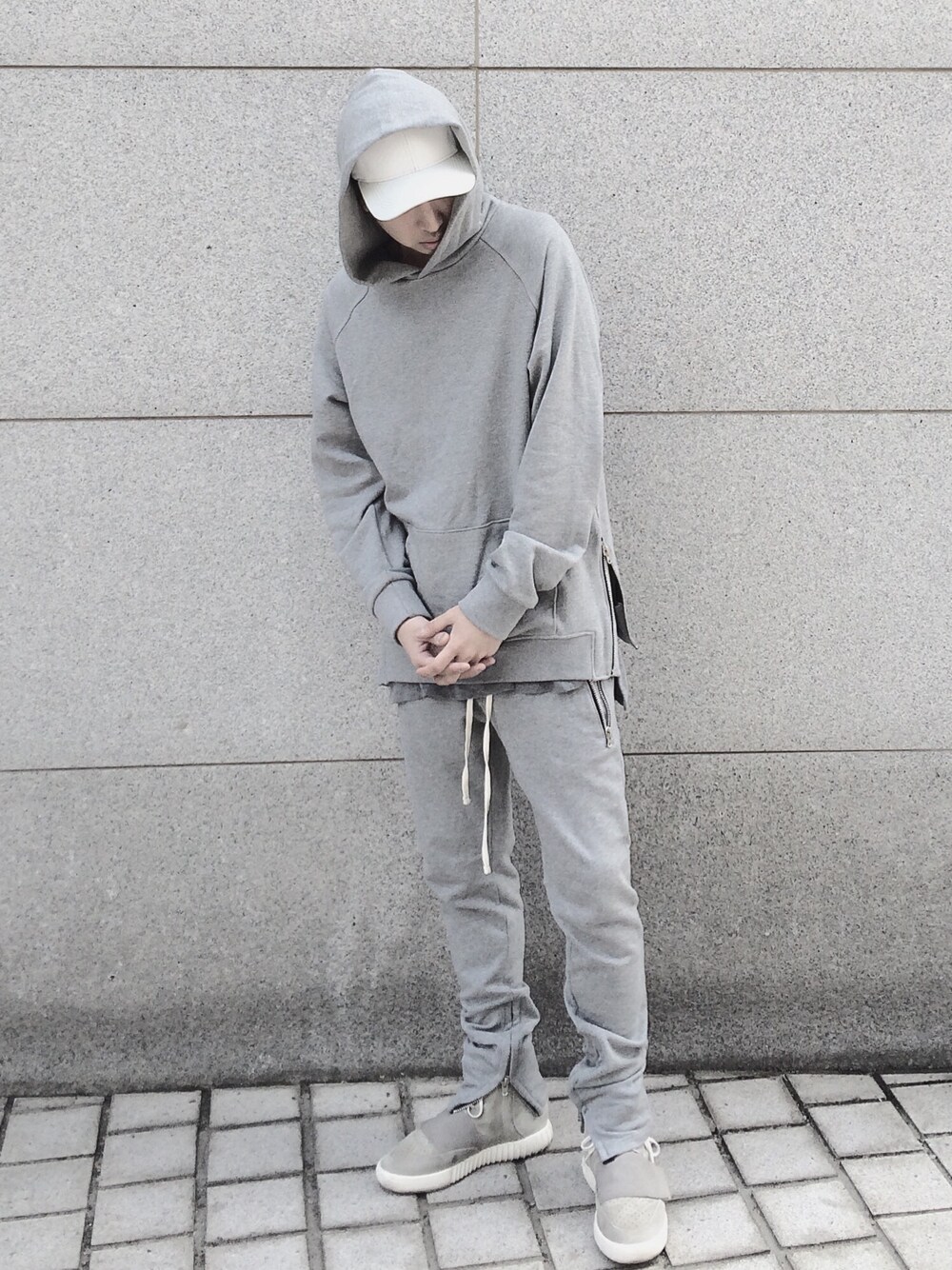 「yeezy、yeezyboost、fear of god、fog、RICK OWENS」｜「Fear of God Los Angelesのアイテム（パーカー、グレー系）」を使った、jayjoonkimさん（メンズ・177cm）の春コーディネートの1枚目の写真