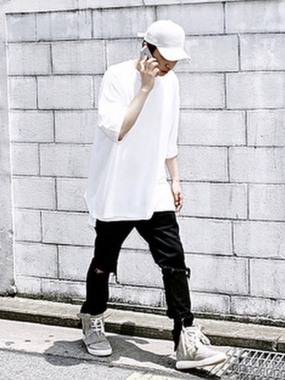 「GHTG、fear of god、yeezyboost」｜「ghtgのアイテム（Tシャツ/カットソー、ホワイト系）」を使った、jayjoonkimさん（メンズ・177cm）の夏コーディネートの1枚目の写真