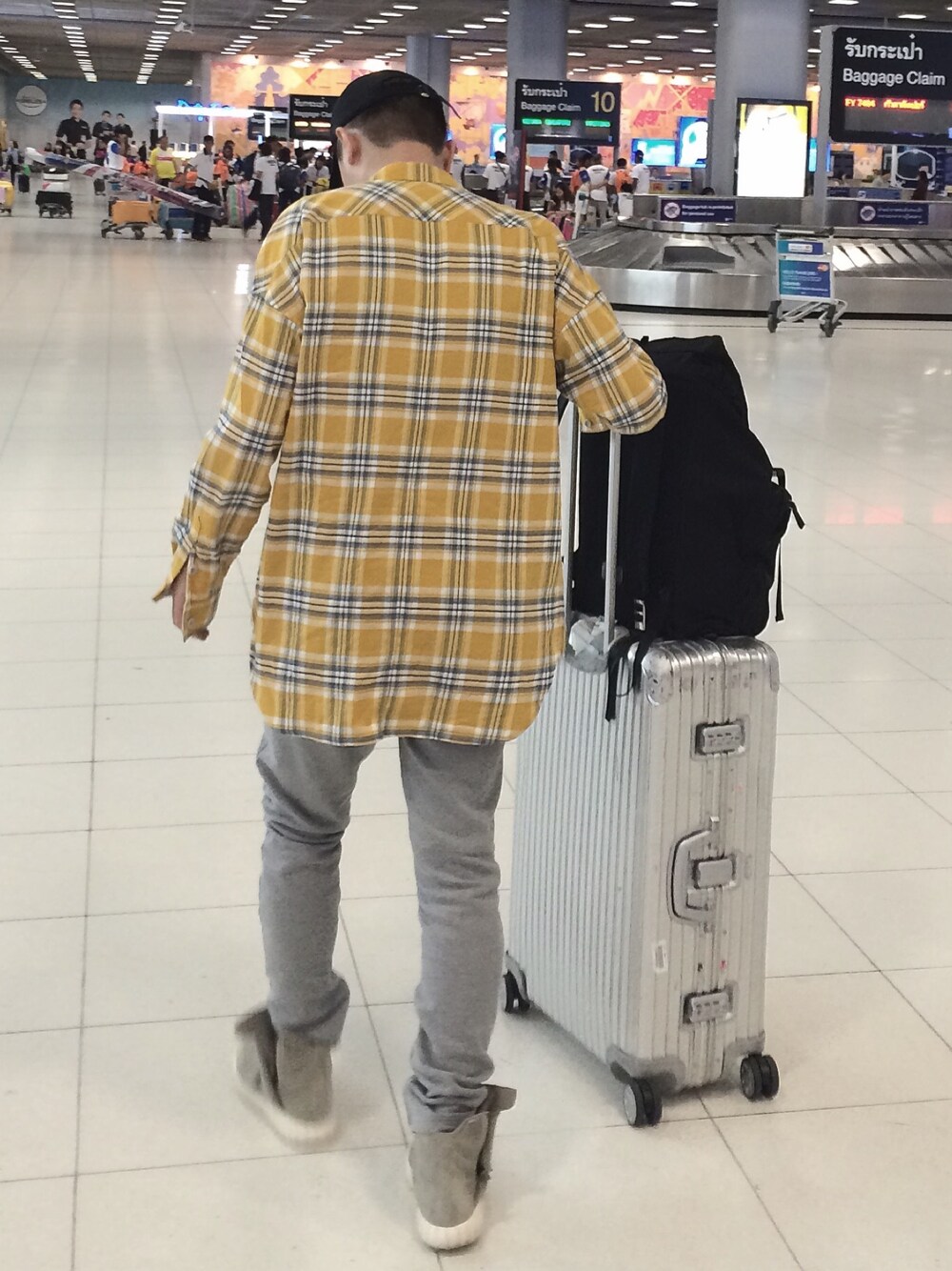 「fog、fear of god、yeezyboost、424、RIMOWA」｜「Fear of God Los Angelesのアイテム（シャツ/ブラウス、イエロー系）」を使った、jayjoonkimさん（メンズ・177cm）の夏コーディネートの1枚目の写真