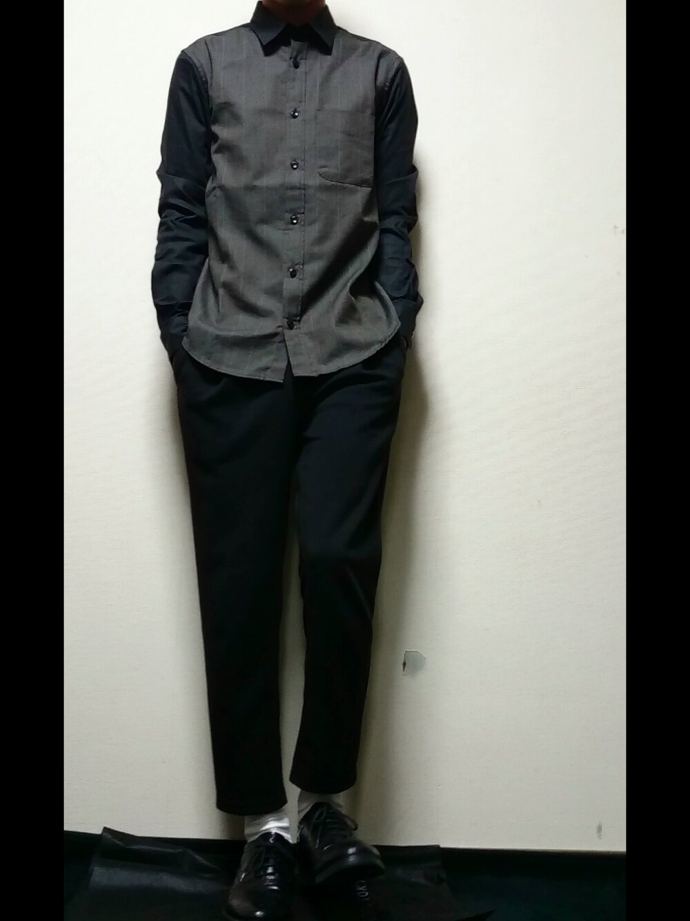 ブラック系のシャツ/ブラウス、ブラック系のパンツ、ブラック系のシューズを着用したメンズの冬コーディネートの1枚目の写真
