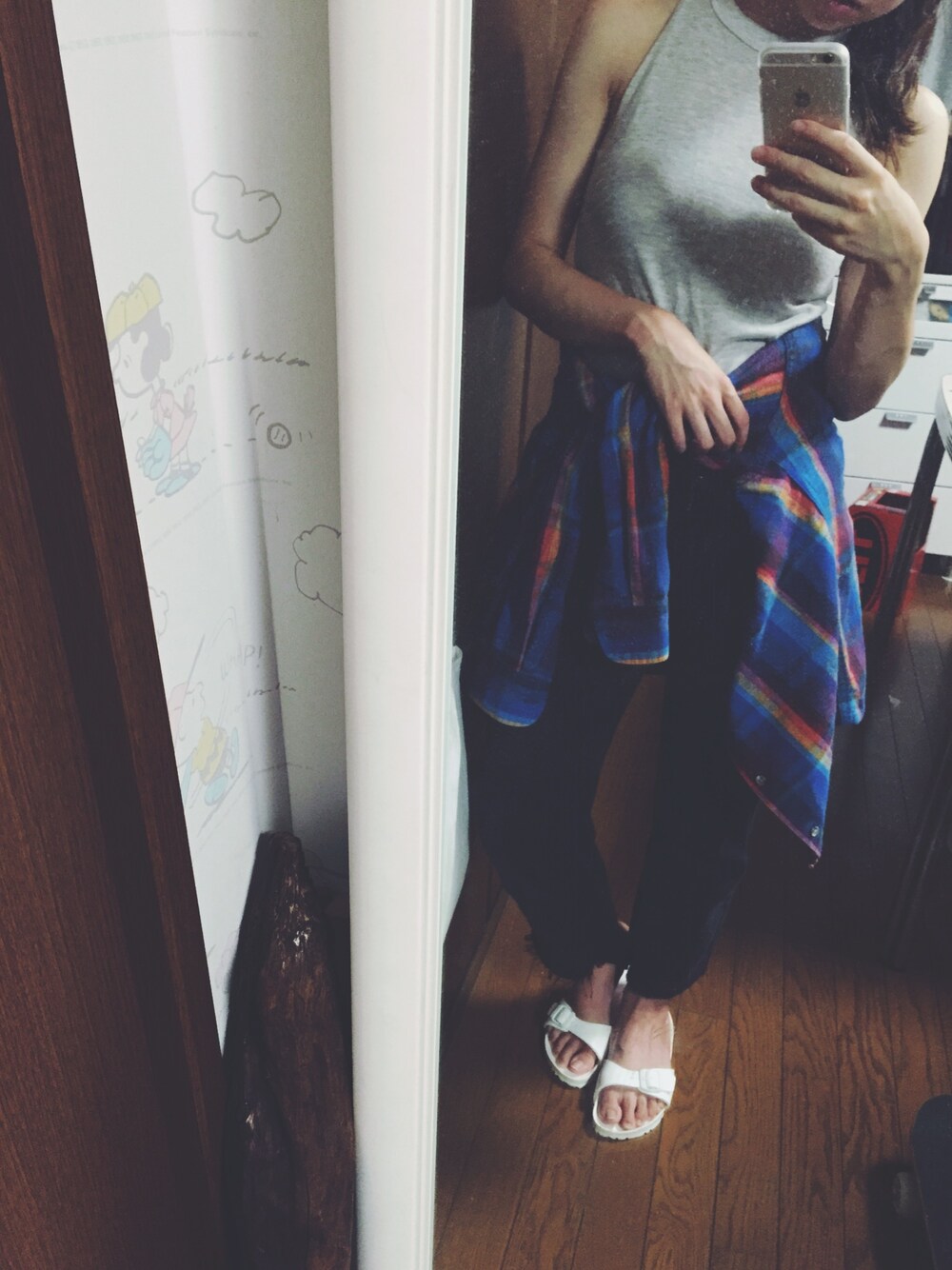 グレー系のタンクトップ、ブルー系のシャツ/ブラウス、ブラック系のデニムパンツを着用したレディースの夏コーディネートの1枚目の写真