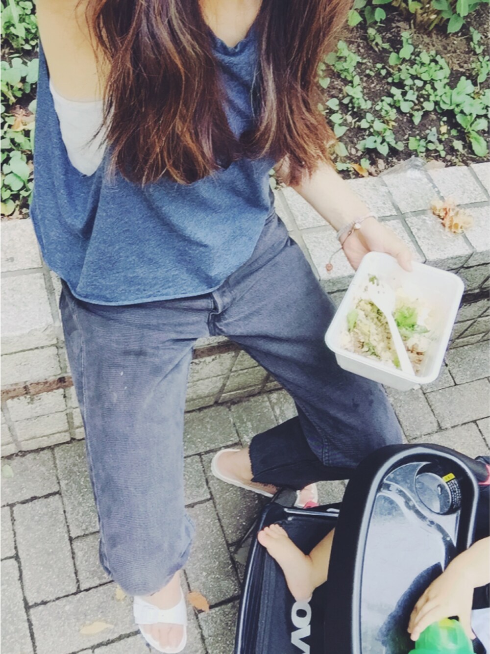 ブルー系のタンクトップ、ブラック系のデニムパンツ、ホワイト系のサンダルを着用したレディースの夏コーディネートの1枚目の写真