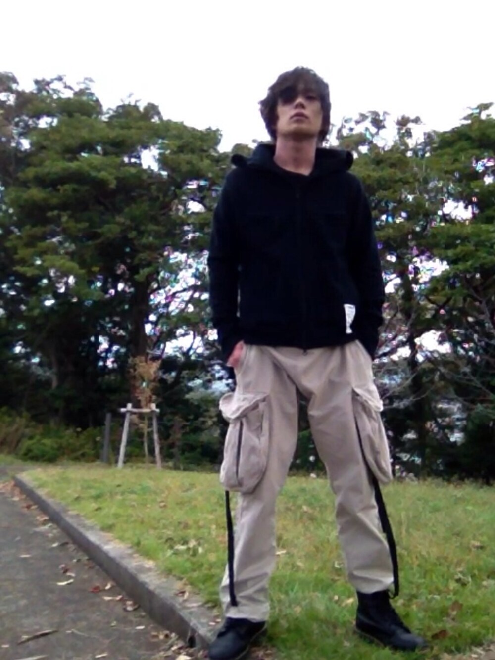 「VIRGOwearworksのSchool hoodies（パーカー、ブラック系）」を使った、ECPWさん（メンズ・174cm）の春コーディネートの1枚目の写真