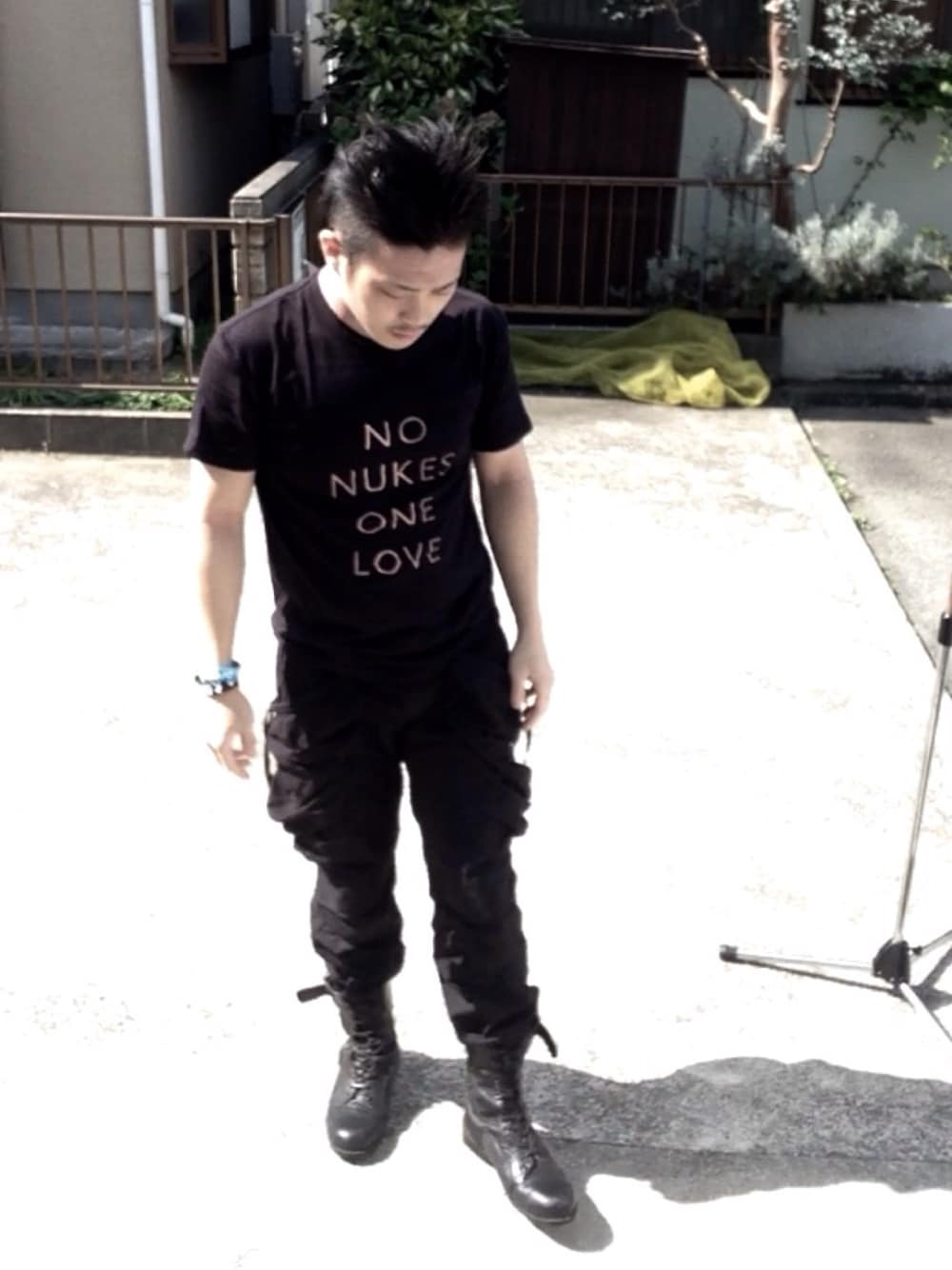 「BRAHMAN、TOSHI-LOW、コスプレ、バンドマン、ライブ衣装、NO NUKES tee、one love」｜「VIRGOwearworksのConflict military pants（カーゴパンツ、ブラック系）」を使った、ECPWさん（メンズ・173cm）の春コーディネートの1枚目の写真