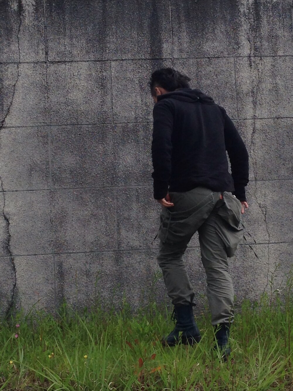 「ブーツイン、VIRGO」｜「VIRGOwearworksのSchool hoodies（パーカー、ブラック系）」を使った、ECPWさん（メンズ・173cm）の春コーディネートの1枚目の写真