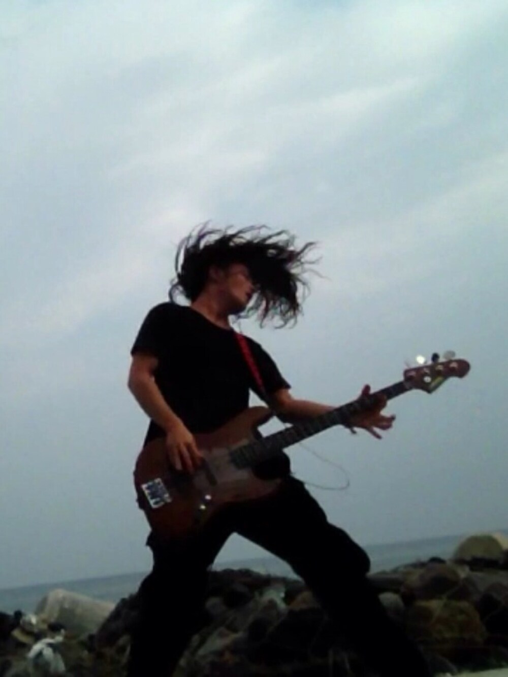 「ロン毛、BASS、昔の写真」｜「アトリエZのアイテム（その他、ブラウン系）」を使った、ECPWさん（メンズ・173cm）の春コーディネートの1枚目の写真
