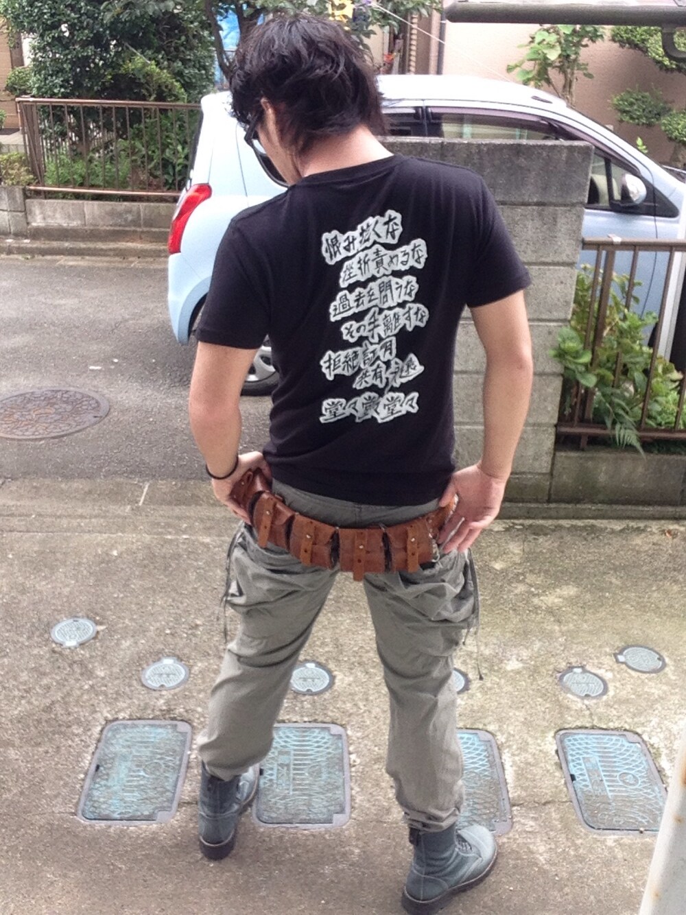 「恨み抱くな、挫折責めるな、過去を問うな、その手離すな、拒絶、証明、共有、永遠、堂々 堂々 堂々、其限」｜「HOUSTONのアイテム（ボディバッグ/ウエストポーチ、ブラウン系）」を使った、ECPWさん（メンズ・173cm）の秋コーディネートの1枚目の写真