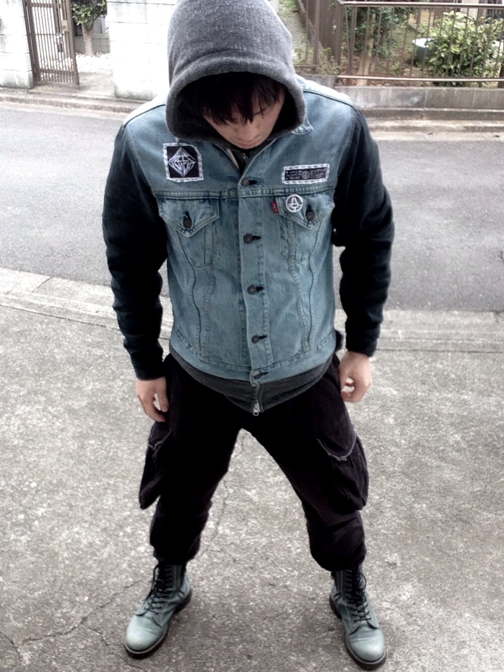 「黒染め、NICEバッジ、布パッチ」｜「Levi'sのアイテム（デニムジャケット、ブルー系）」を使った、ECPWさん（メンズ・174cm）の春コーディネートの1枚目の写真
