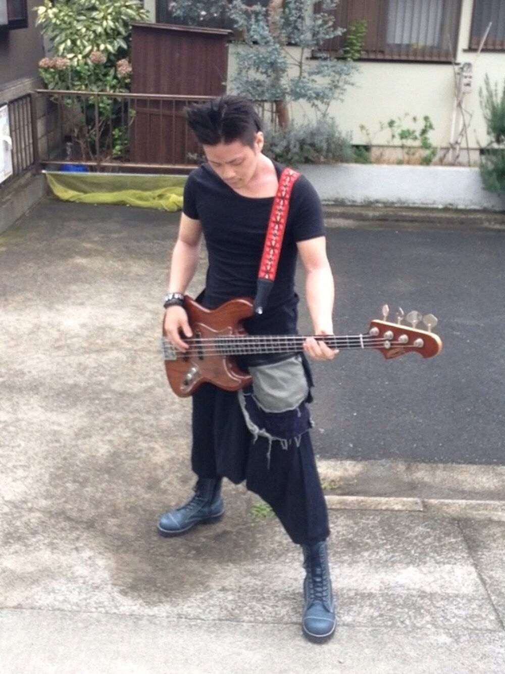 「バンドマン、BASS、ライブ衣装」｜「VIRGOwearworksのAristocracy of beggar（Tシャツ/カットソー、ブラック系）」を使った、ECPWさん（メンズ・173cm）の春コーディネートの1枚目の写真