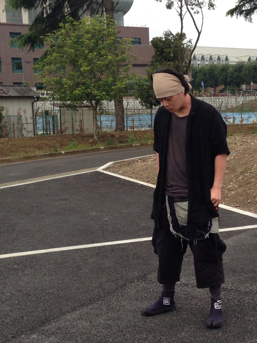 「VWWCREW、足袋」｜「VIRGOwearworksのMilitary tube ニット ヘアバンド（帽子、ベージュ系）」を使った、ECPWさん（メンズ・174cm）の春コーディネートの1枚目の写真