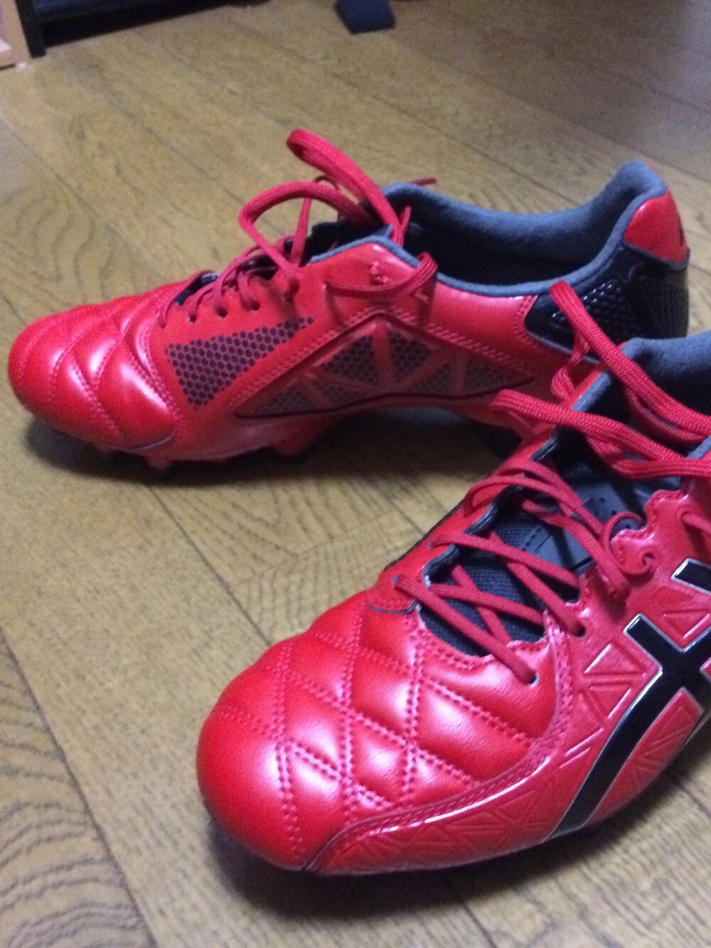 「サッカー」｜「ASICSのアイテム（その他シューズ、レッド系）」を使った、ひとでさん（メンズ・170cm）の秋コーディネートの1枚目の写真