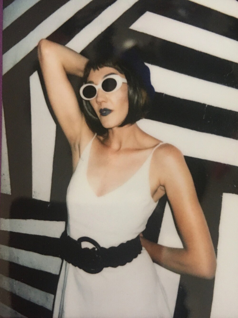 ホワイト系のドレス、ブルー系のハンチング/ベレー帽、ホワイト系のサングラスを着用したレディースの夏コーディネートの1枚目の写真