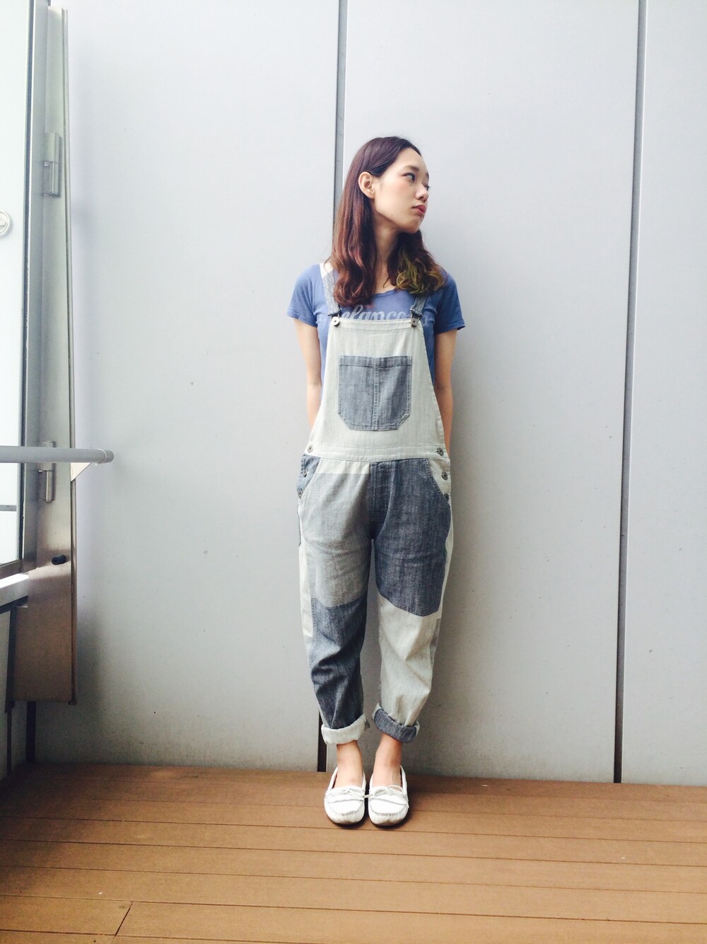 ホワイト系のモカシン/デッキシューズを着用したレディースの夏コーディネートの1枚目の写真