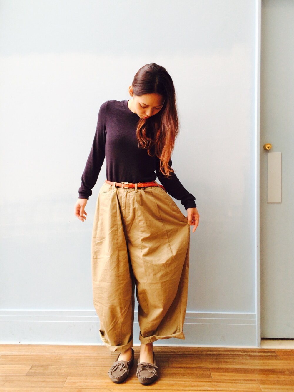 グレー系のモカシン/デッキシューズを着用したレディースの秋コーディネートの1枚目の写真