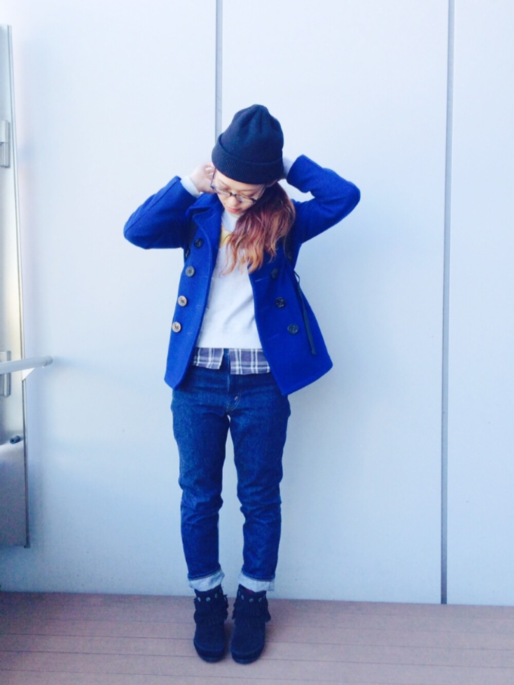 グレー系のブーツを着用したレディースの冬コーディネートの1枚目の写真