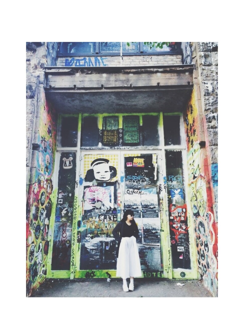 「oversize、black、black and white、primark、ray ban、vintage、hkgirl、white、grey、snapback」｜「cosのアイテム（Tシャツ/カットソー、ブラック系）」を使った、Yvonnetsangさん（メンズ・163cm）の夏コーディネートの1枚目の写真