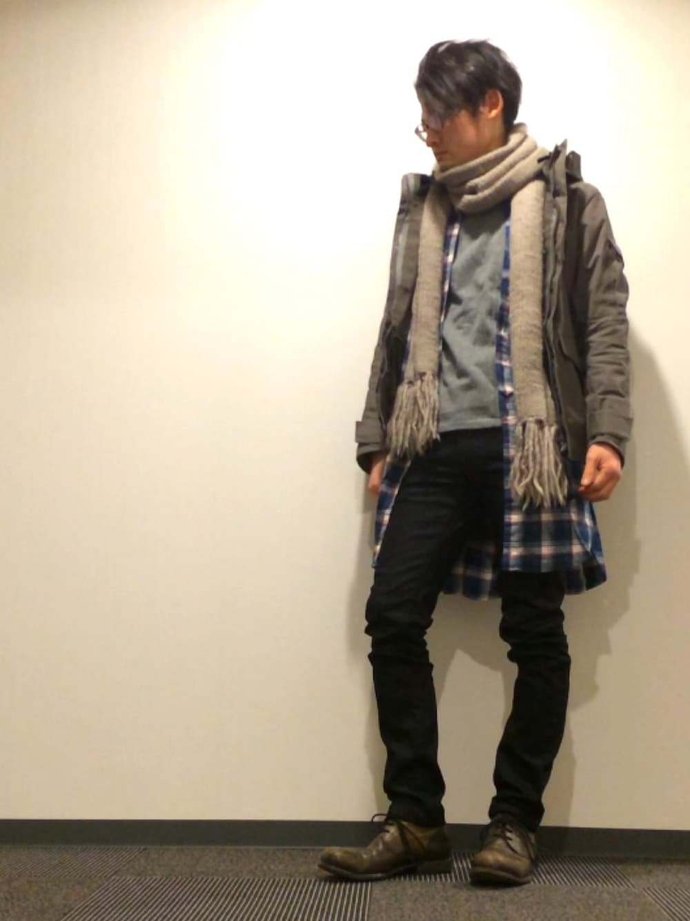 グレー系のダウンジャケット/コート、ブルー系のシャツ/ブラウス、ブラック系のデニムパンツを着用したメンズの冬コーディネートの1枚目の写真