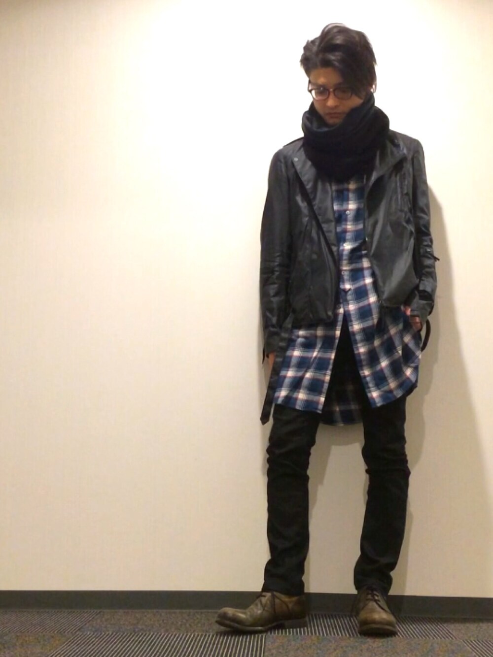 ブラック系のライダースジャケット、ブラック系のデニムパンツ、ブラウン系のブーツを着用したメンズの冬コーディネートの1枚目の写真