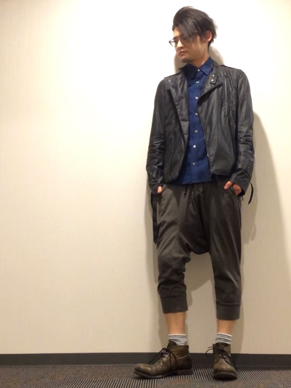 ブラック系のライダースジャケット、グレー系のその他パンツ、ブラウン系のブーツを着用したメンズの冬コーディネートの1枚目の写真