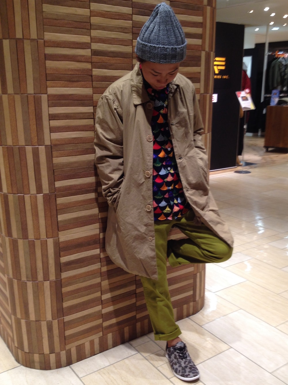 「ロールアップ、BEAVER、men、ステンカラーコート、秋のコーデ、MANASTASH、スポーツミックス、カモフラ」｜「SPELLBOUNDのSPELL BOUND(スペルバウンド)  ステンカラーコート  (175)（ステンカラーコート、ベージュ系）」を使った、funatoさん（メンズ・166cm）の秋コーディネートの1枚目の写真