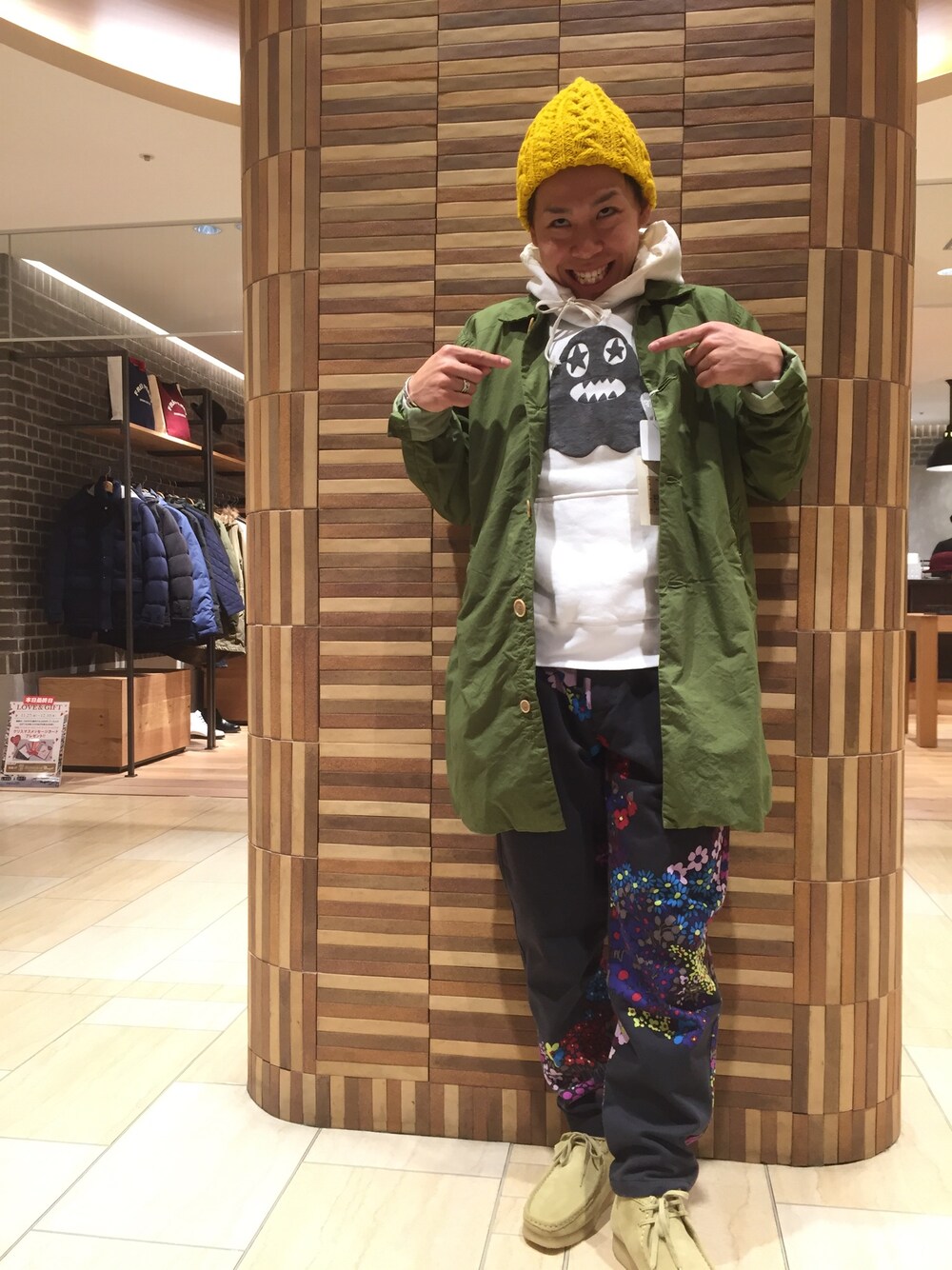 ホワイト系のパーカー、ブラック系のその他パンツ、ベージュ系のシューズを着用したメンズの冬コーディネートの1枚目の写真