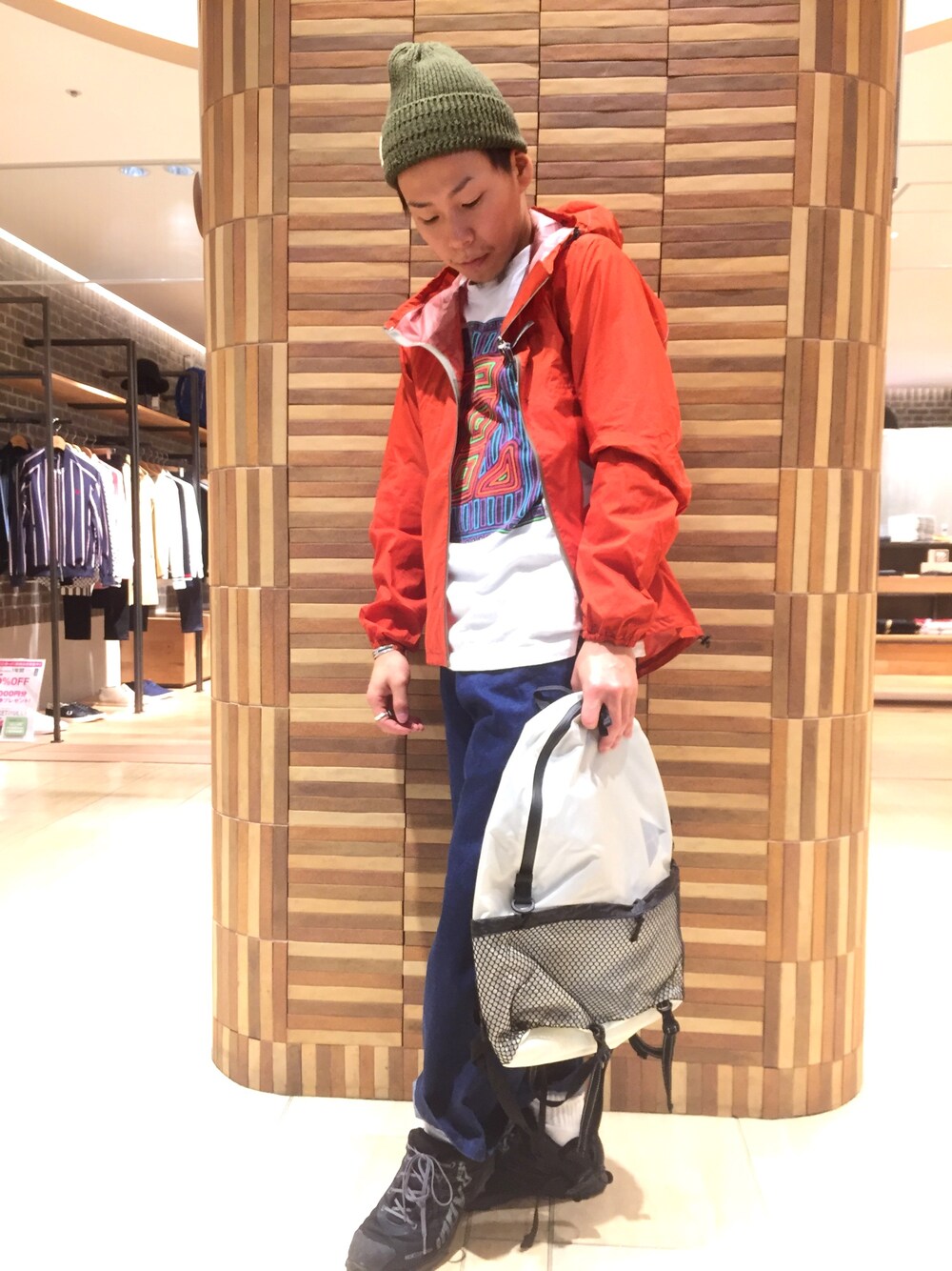 「BEAVER、BEAVER名古屋、and wander、WILDTHINGS、inov8、アウトドアスタイル、ハイテク、SUNNY SPORTS」｜「and wanderのand wander/アンドワンダー　Light Rain Jkt　(4065)（マウンテンパーカー、レッド系）」を使った、funatoさん（メンズ・166cm）の冬コーディネートの1枚目の写真