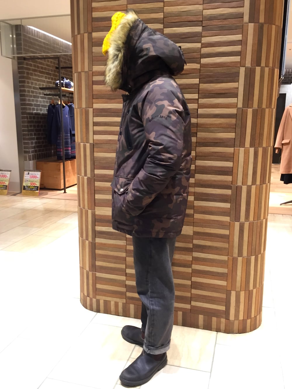 その他のダウンジャケット/コート、ブラウン系のブーツ、イエロー系のニットキャップ/ビーニーを着用したメンズの秋コーディネートの1枚目の写真