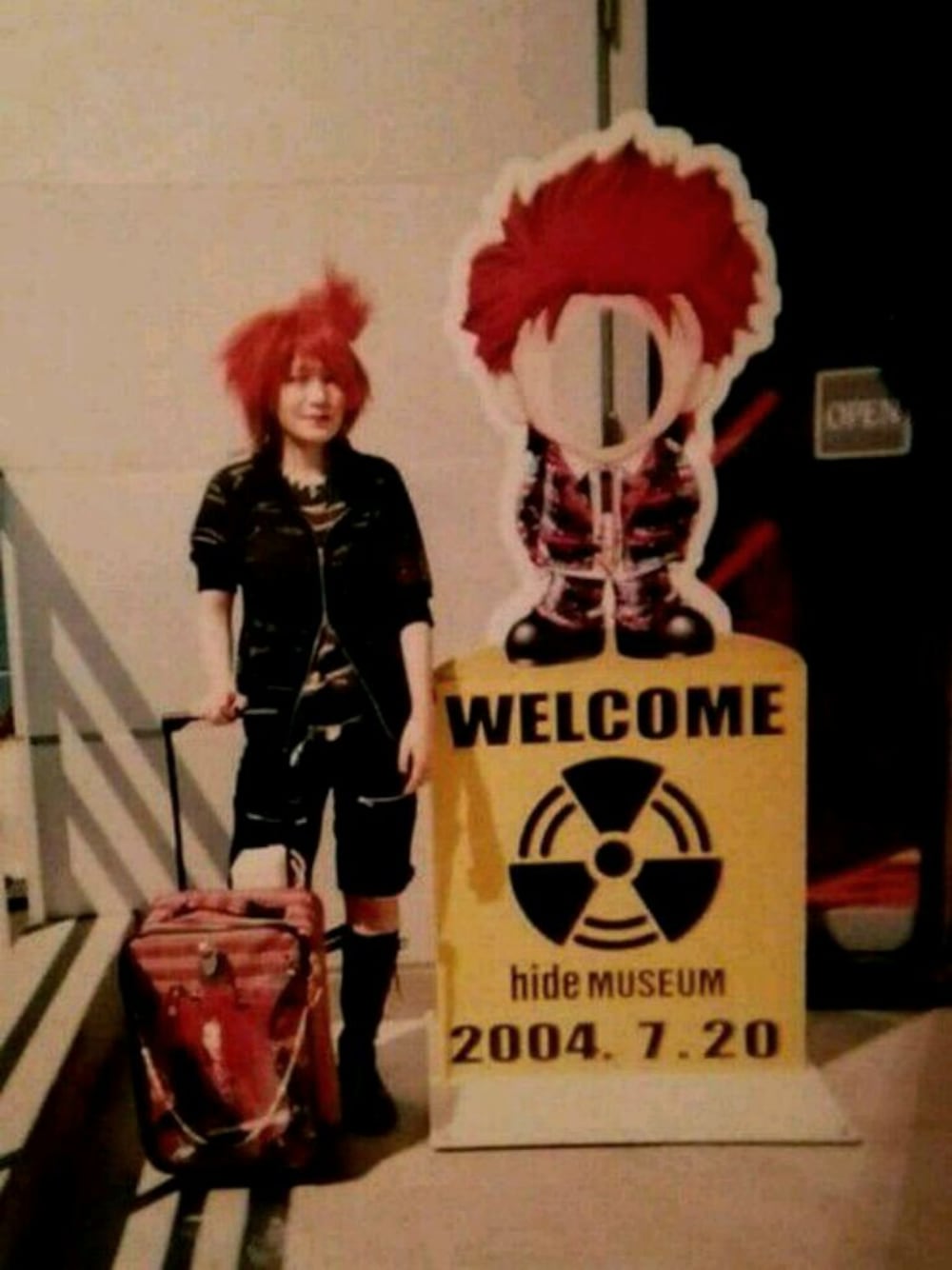 「hide、HIDE Museum、コスプレ、マツモトキヨシ、KIYOSHI」｜「SEX POT Revengeのアイテム（スーツケース/キャリーバッグ、レッド系）」を使った、にじなな♡.*゜さん（レディース・148cm）の冬コーディネートの1枚目の写真