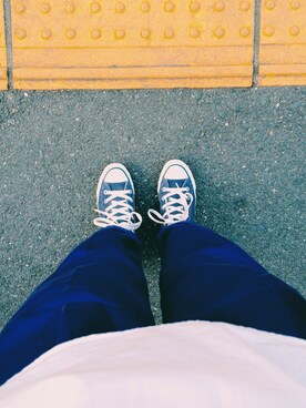 「CONVERSE（コンバース）のアイテム（スニーカー、ブルー系）」を使った、麻実さん（レディース・162cm）の冬コーディネート