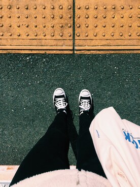 「CONVERSE（コンバース）のアイテム（スニーカー、ブラック系）」を使った、麻実さん（レディース・162cm）の冬コーディネート