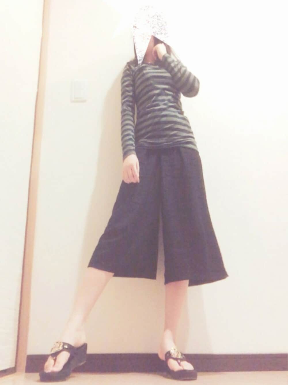 「INGNI、ロンT、ユニクロ、リラコ」｜「UNIQLOのWOMEN リラコ（無地・ワイド）（ルームウェア/パジャマ、ブラック系）」を使った、YukAさん（レディース・156cm）の秋コーディネートの1枚目の写真