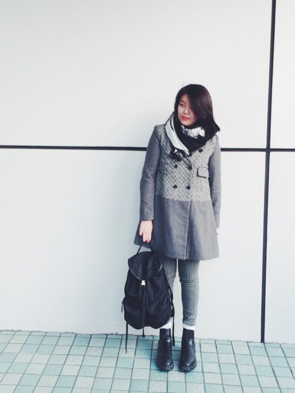 ブラック系のその他パンツ、ブラック系のバックパック/リュックを着用したレディースの春コーディネートの1枚目の写真