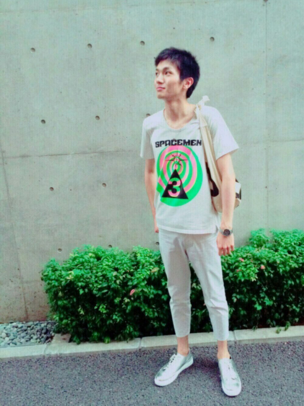 グレー系のTシャツ/カットソー、シルバー系のスニーカー、ベージュ系のボディバッグ/ウエストポーチを着用したメンズの夏コーディネートの1枚目の写真